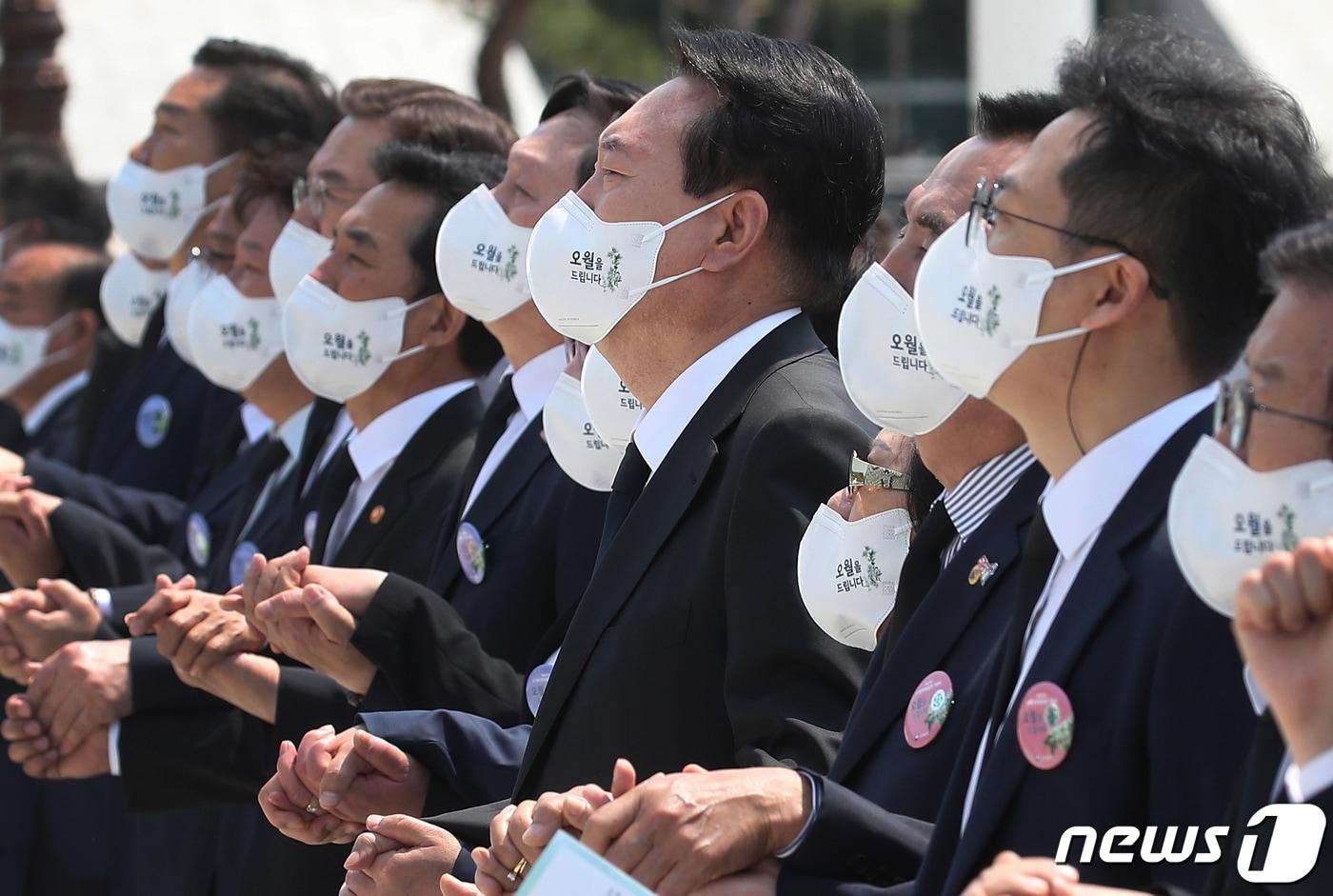 본문 이미지 - 윤석열 대통령이 18일 광주 북구 국립5·18민주묘지에서 열린 제42주년 5·18민주화운동 기념식에서 '임을 위한 행진곡'을 제창하고 있다. (대통령실사진기자단) 2022.5.18/뉴스1 ⓒ News1 안은나 기자