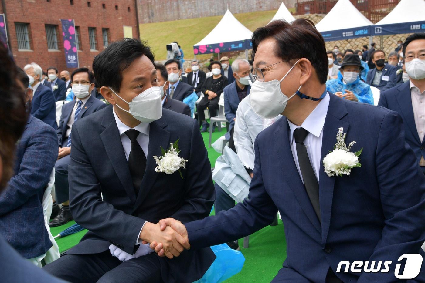 본문 이미지 - 오세훈 국민의힘 서울시장 후보와 송영길 더불어민주당 서울시장 후보가 18일 오전 서울 서대문형무소역사관에서 열린 5·18 민중항쟁 제42주년 기념식에서 악수하고 있다. (공동취재) 2022.5.18/뉴스1 ⓒ News1 허경 기자