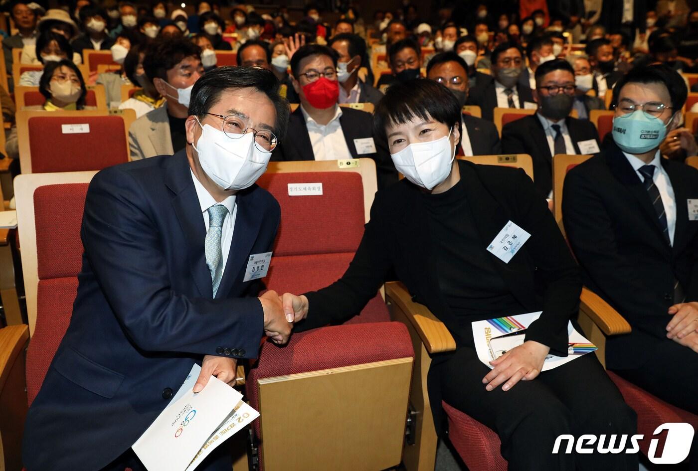 김동연 더불어민주당 경기도지사 후보(왼쪽)와 김은혜 국민의힘 경기도지사 후보가 18일 오후 경기도 수원시 팔달구 경기아트센터에서 열린 경기도 체육인 한마당에서 만나 악수하고 있다. 2022.5.18/뉴스1 ⓒ News1 허경 기자