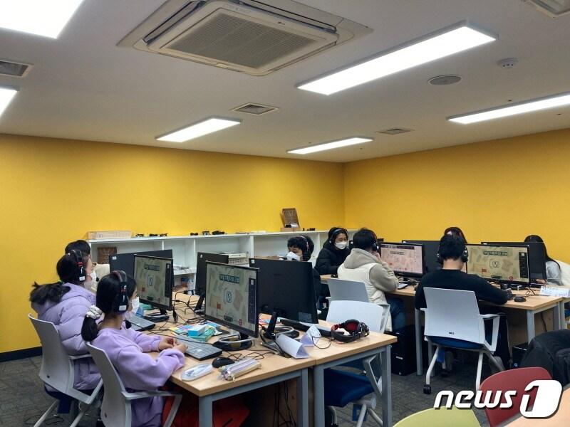 본문 이미지 - 경기도는 18일 오병권 경기도지사 권한대행 주재로 광교 신청사 재난안전상황실에서 실·국장, 31개 시·군 부단체장과 영상으로 여름철 자연재난 대책 점검회의를 개최했다.(경기도 제공)ⓒ 뉴스1