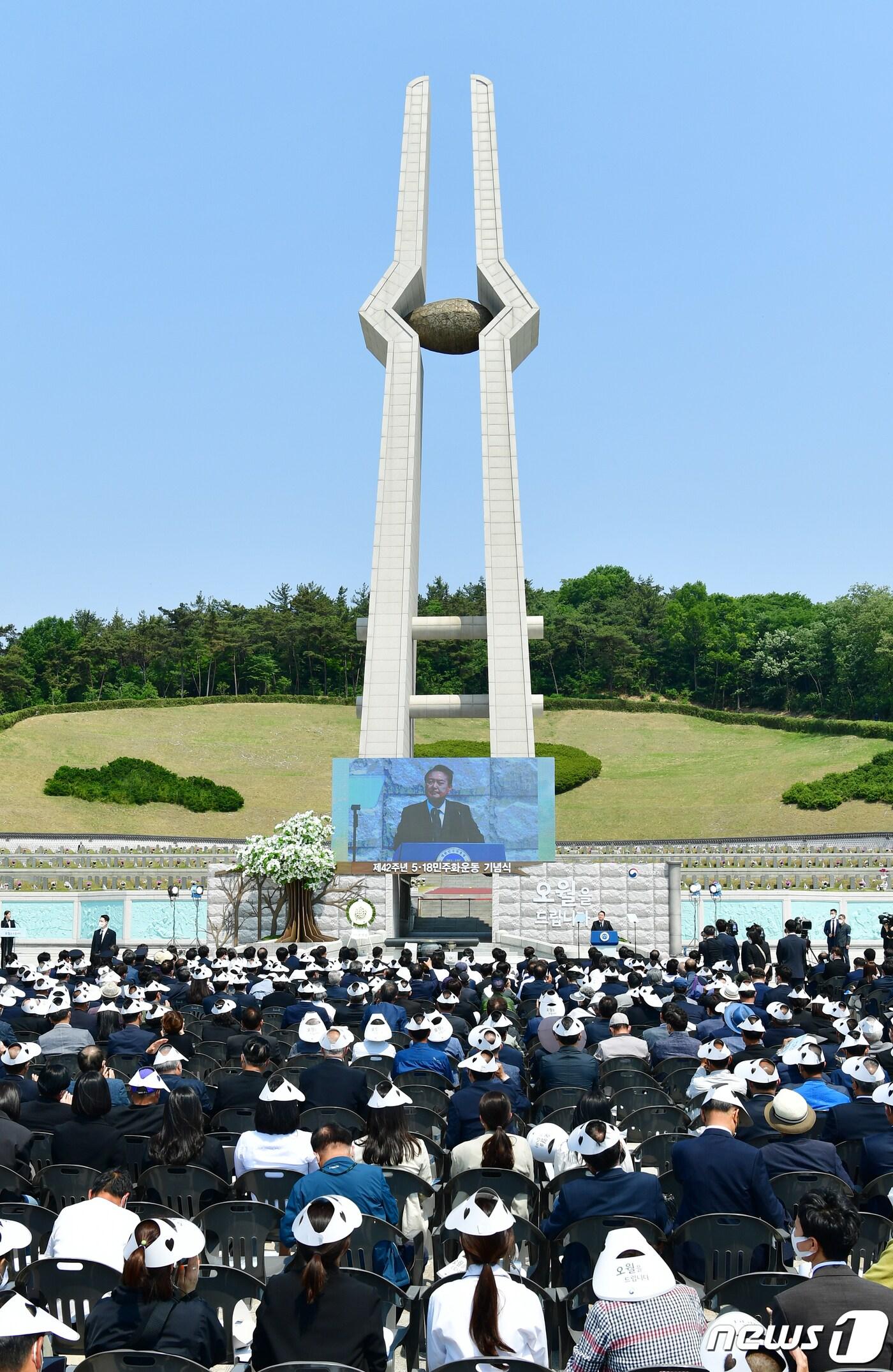 본문 이미지 - 윤석열 대통령이 18일 오전 광주 북구 국립 5·18 민주묘지에서 열린 제42주년 5·18민주화운동 기념식에서 기념사 하고 있다. (공동취재) 2022.5.18/뉴스1 ⓒ News1