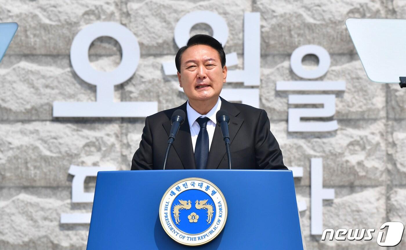 본문 이미지 - 윤석열 대통령이 18일 광주 북구 국립5·18민주묘지에서 열린 제42주년 5·18민주화운동 기념식에서 기념사를 하고 있다. 2022.5.18/뉴스1 ⓒ News1 광주전남사진기자회