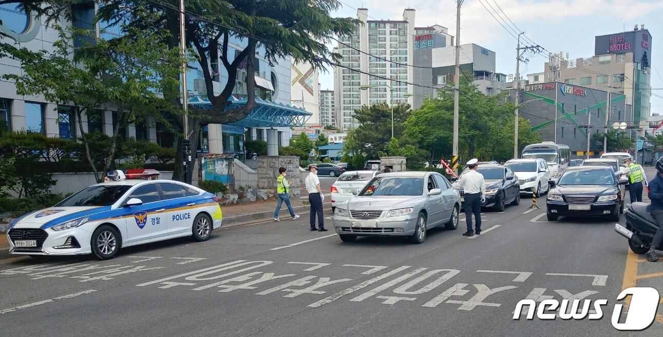 본문 이미지 - 경북 포항북부경찰서(서장 박봉수)는 지난 17일 오후 2시부터 4시까지 경북도 자치경찰부, 포항시와 함께 대포차와 상습 체납자 적발을 위한 합동단속에서 30건을 적발했다고 밝혔다.(포항북부경찰서제공)2022.5.18/ⓒ 뉴스1