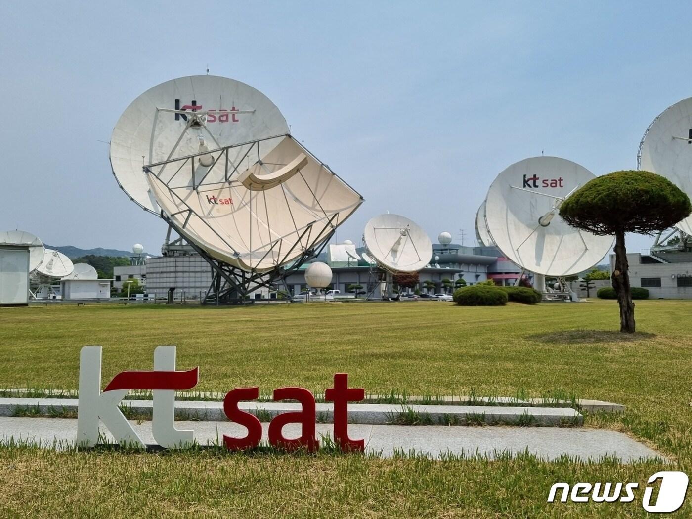 본문 이미지 - 18일 찾은 KT SAT의 금산위성센터에는 50여개의 거대 안테나들이 설치돼 있었다. ⓒ 뉴스1 윤지원 기자