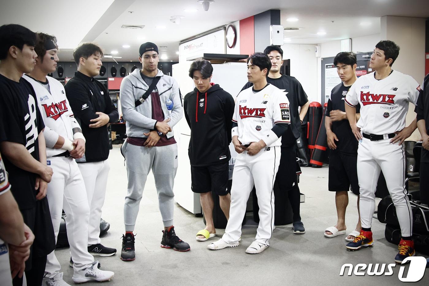 윌리엄 쿠에바스(KT 위즈·왼쪽에서 4번째)가 18일 LG 트윈스와의 경기를 앞두고 선수단과 만나 마지막 인사를 하고 있다. (KT 제공) ⓒ 뉴스1