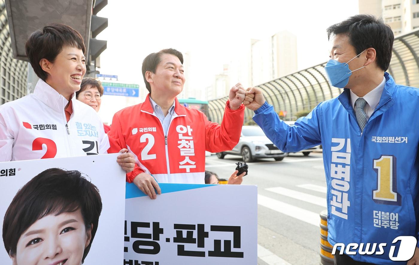 안철수 국민의힘 성남 분당갑 후보와 김병관 더불어민주당 성남 분당갑 후보가 19일 오전 경기도 성남시 분당구 현대백화점 판교점 앞에서 출근길 유세 도중 만나 주먹인사를 하고 있다 2022.5.19/뉴스1 ⓒ News1 이재명 기자