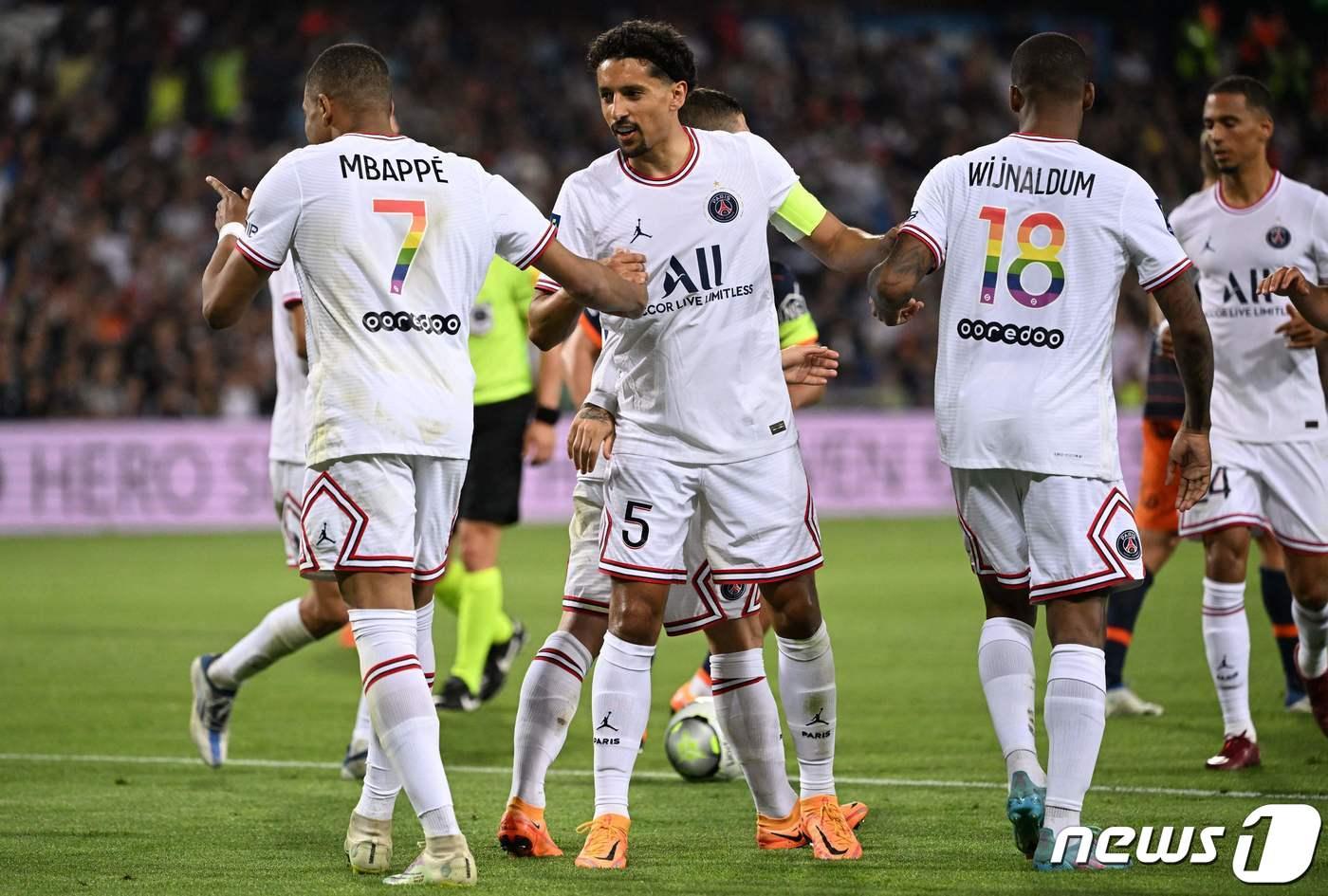 몽펠리에전에 무지개빛 컬러 등번호 유니폼을 입었던 PSG 선수들. ⓒ AFP=뉴스1