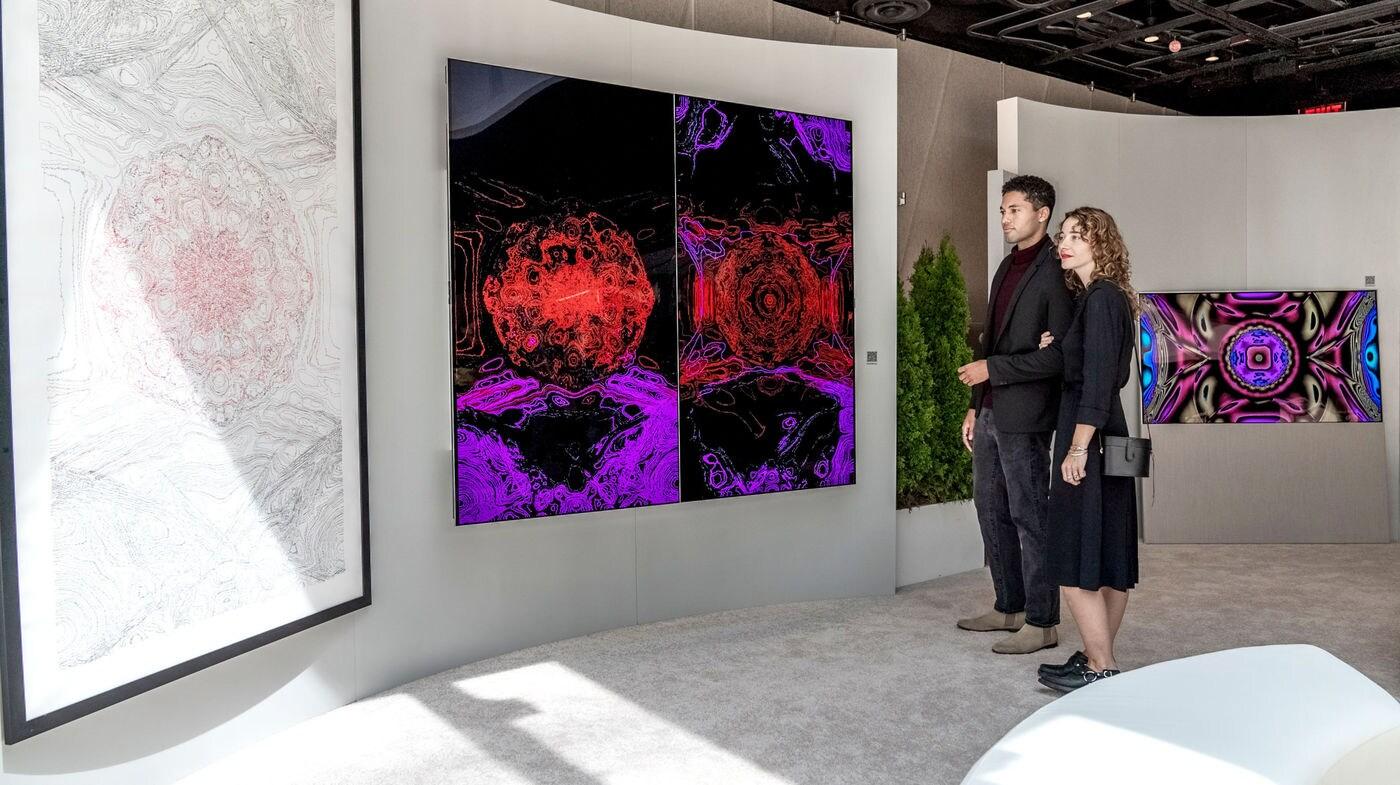 18일부터 22일까지(현지시간) 미국 뉴욕에서 열리는 국제예술전시회 프리즈 뉴욕에서 모델들이 올레드 에보 갤러리에디션과 전시된 NFT 예술 작품을 감상하고 있다(LG전자 제공). ⓒ 뉴스1