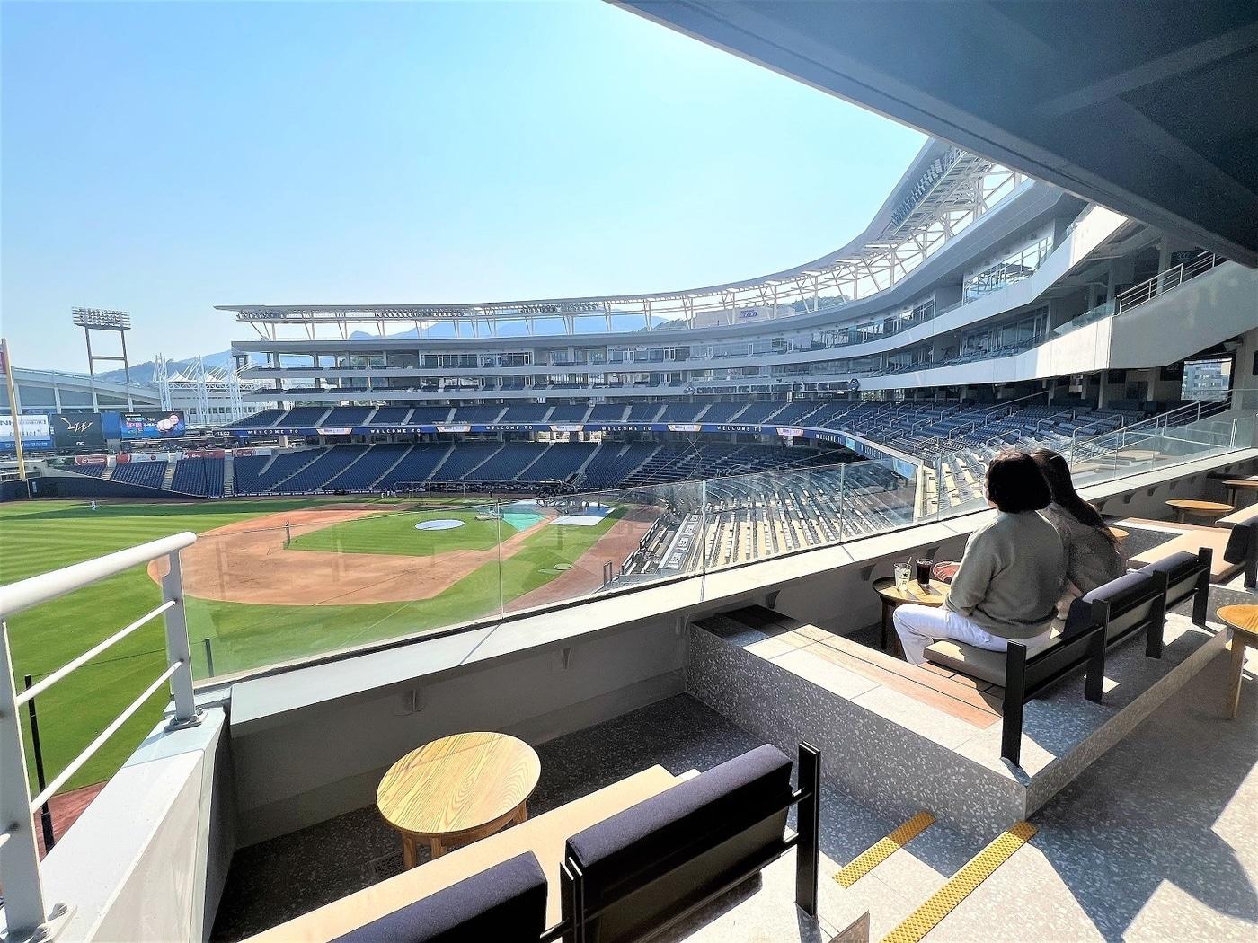 본문 이미지 - 스타벅스 창원NC파크R점 테라스 좌석 전경.(스타벅스 제공)ⓒ 뉴스1