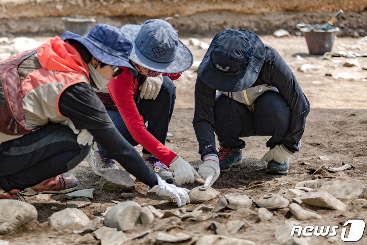 본문 이미지 - 경주 월성에서 진행된 지난해 여름캠프 실습 현장. (문화재청 제공) ⓒ 뉴스1