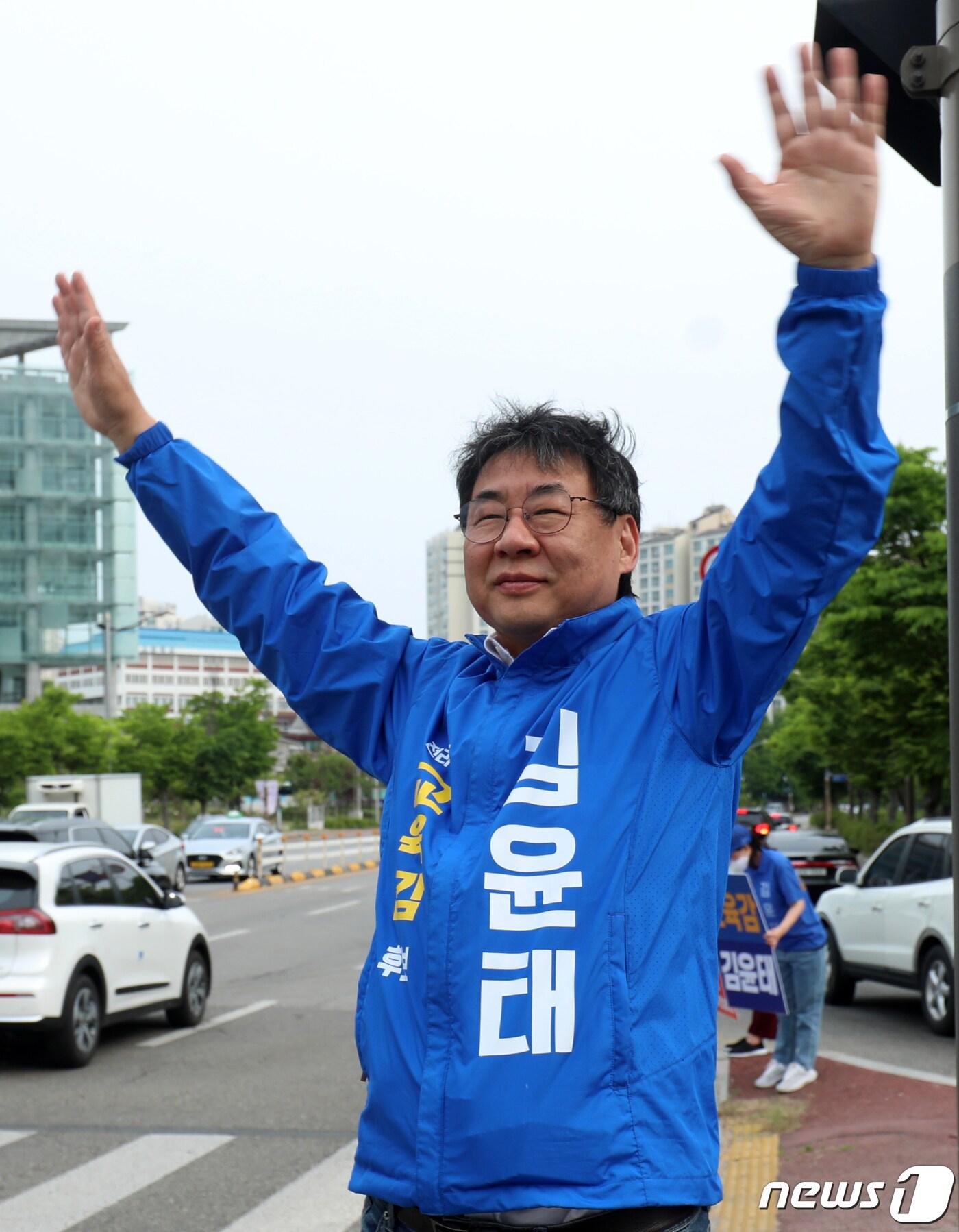 본문 이미지 - 전북자치도 전주을 더불어민주당 경선후보였던 김윤태 우석대 교수가 경선을 포기했다. 사진은 지난 2022년 전북도교육감에 출마해 선거운동을 하는 모습./뉴스1 ⓒ News1 유경석 기자