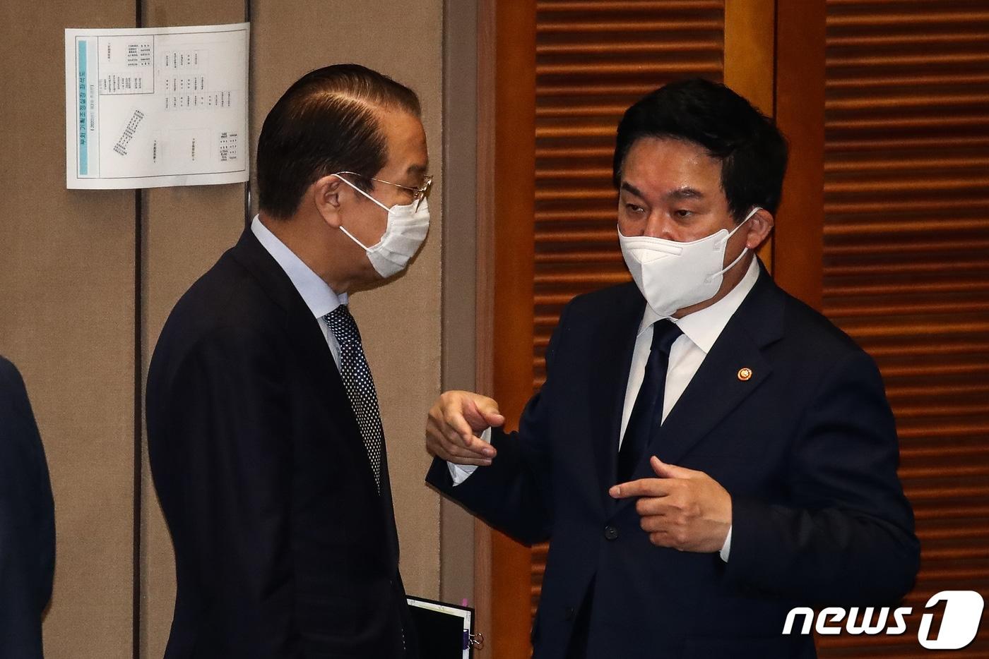 본문 이미지 - 권영세 통일부 장관(왼쪽)과 원희룡 국토교통부 장관이 19일 서울 여의도 국회에서 열린 제397회 국회 임시회 제1차 예산결산특별위원회 전체회의에 출석해 대화하고 있다. (공동취재) 2022.5.19/뉴스1 ⓒ News1 유승관 기자