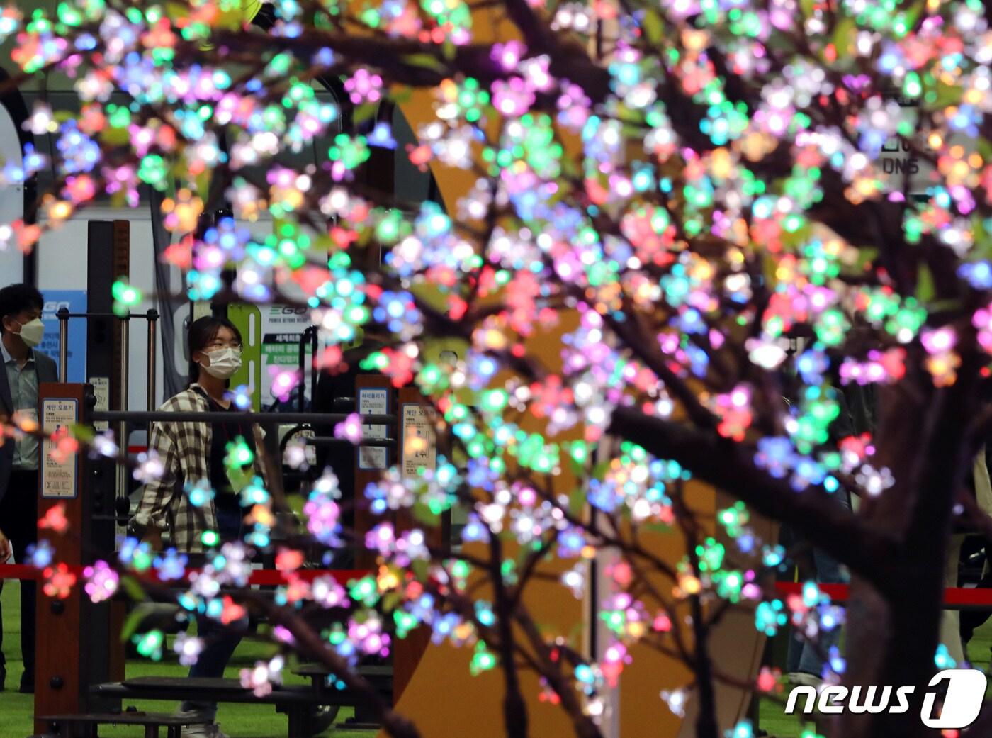 본문 이미지 - 서울 강남구 코엑스에서 열린 '2022 대한민국 조경·정원박람회'에서 참관객들이 LED 조명으로 만든 참가업체 부스를 둘러보고 있다(사진은 기사 내용과 관련이 없음). 2022.5.19/뉴스1 ⓒ News1 구윤성 기자