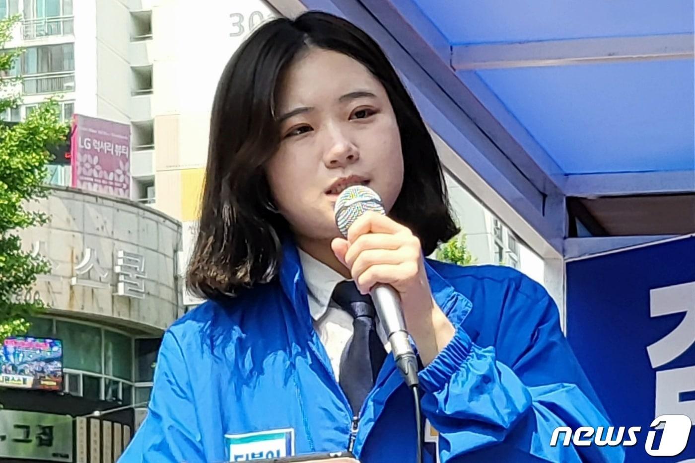 박지현 더불어민주당 공동비상대책위원장이 19일 대구 수성구 범물동 동아백화점 수성점 앞에서 서재헌 대구시장 후보, 김용락 수성구을 국회의원 보궐선거 후보, 강민구 수성구청장 후보 등 대구지역 민주당 출마자에 대한 지지를 호소하고 있다. 2022.5.19/뉴스1 ⓒ News1 남승렬 기자