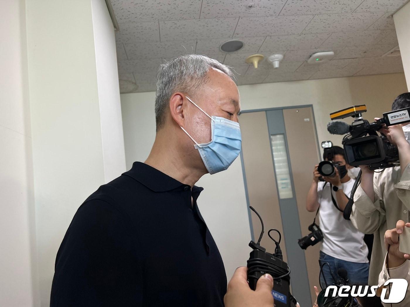 본문 이미지 - 백운규 전 산업부장관이 19일 오후 검찰의 한양대 사무실 압수수색이 끝난 뒤 취재진과 만나 산업부 블랙리스트 의혹에 대해 "법과 규정을 준수했다＂는 입장을 밝히고 있다. 2022.5.19./뉴스1 ⓒ News1 김정현 기자