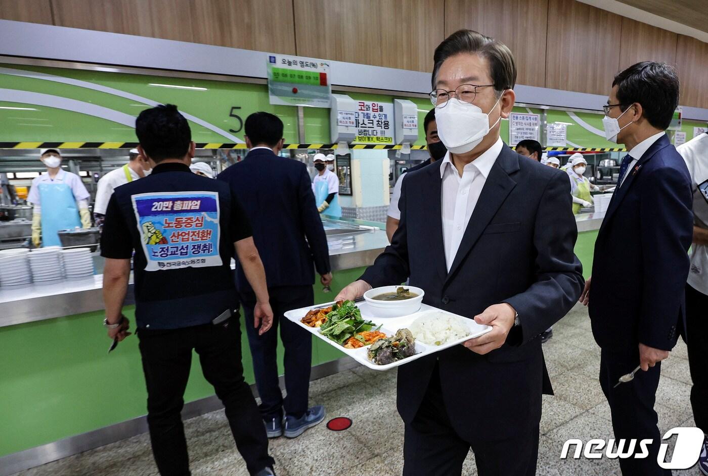 이재명 더불어민주당 총괄상임선대위원장 겸 인천 계양을 국회의원 보선 후보가 19일 인천 부평구 한국지엠 부평공장에서 '한국지엠 미래 발전과 고용안정을 위한 정책협약식'을 가졌다. 이 위원장이 협약실을 마친 뒤 구내식당에서 식판을 들고 이동하고 있다. ⓒ News1 국회사진취재단