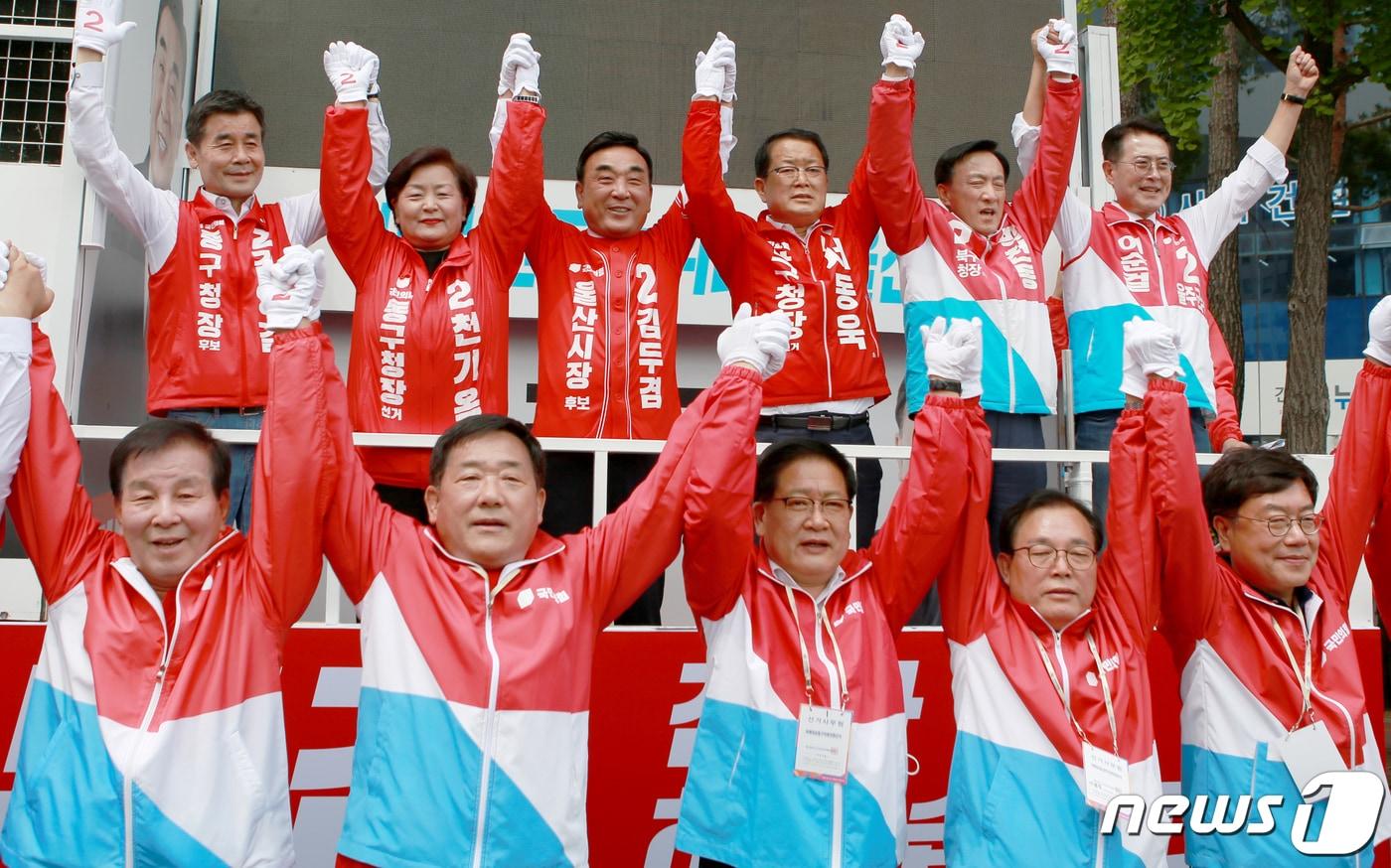 본문 이미지 - 6·1 지방선거 공식 선거운동이 시작된 19일 울산 남구 태화로터리에서 국민의힘 울산시당 후보자 합동 출정식이 열리고 있다. 2022.5.19 ⓒ 뉴스1 조민주 기자