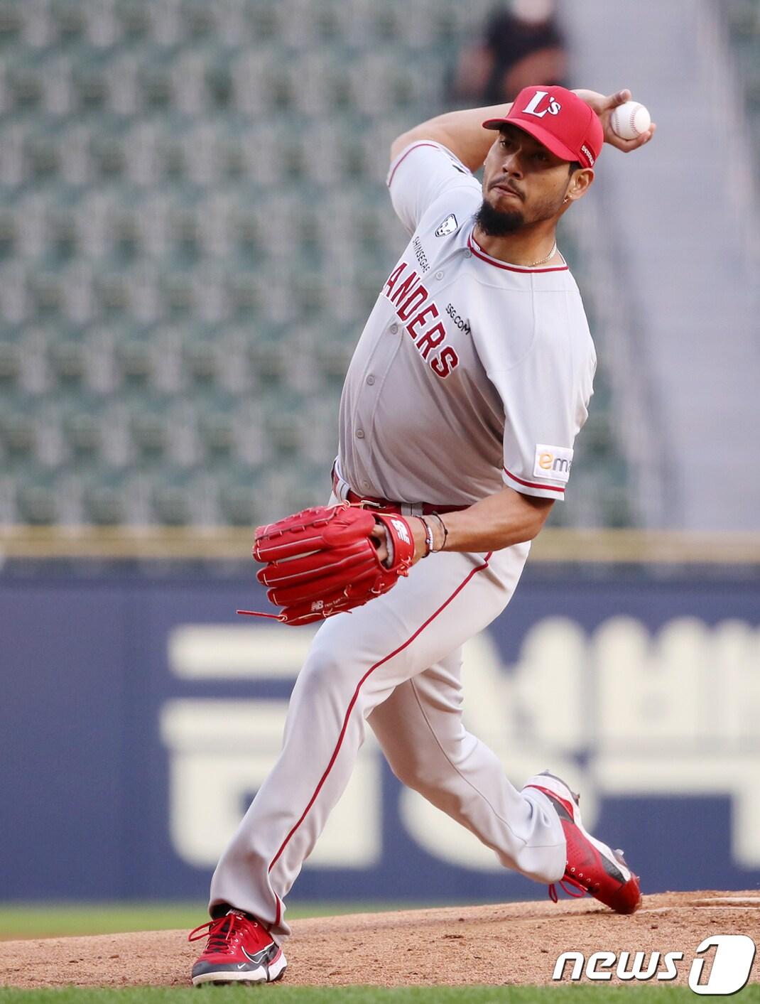 본문 이미지 - 19일 오후 서울 송파구 잠실야구장에서 열린 프로야구 '2022 신한은행 SOL KBO리그' SSG랜더스와 두산베어스의 경기, SSG 선발 폰트가 1회말 등판해 힘차게 공을 던지고 있다. 2022.5.19/뉴스1 ⓒ News1 김진환 기자