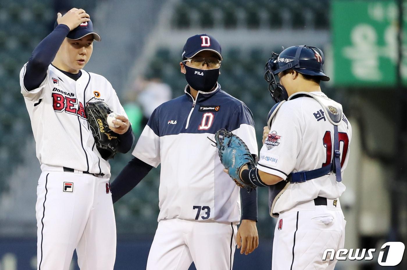 19일 오후 서울 송파구 잠실야구장에서 열린 프로야구 &#39;2022 신한은행 SOL KBO리그&#39; SSG랜더스와 두산베어스의 경기, 두산 선발 최승용이 3회초 2사 만루 상황에서 마운드에 올라온 정재훈 투수코치, 포수 박세혁과 대화를 나누고 있다. 2022.5.19/뉴스1 ⓒ News1 김진환 기자