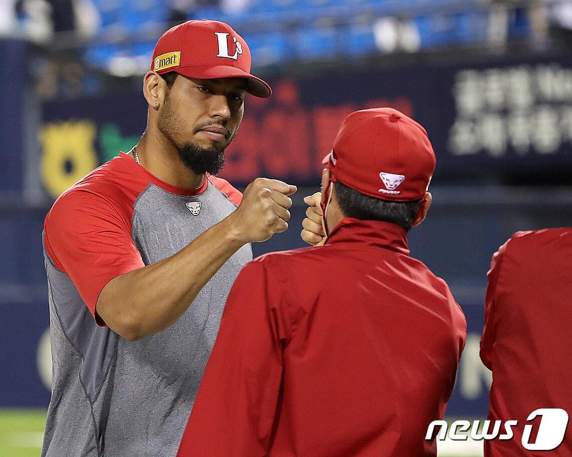 본문 이미지 - 19일 오후 서울 송파구 잠실야구장에서 열린 프로야구 '2022 신한은행 SOL KBO리그' SSG랜더스와 두산베어스의 경기, 9대3 승리를 거둔 SSG 폰트가 김원형 감독과 하이파이브를 하고 있다. 2022.5.19/뉴스1 ⓒ News1 김진환 기자