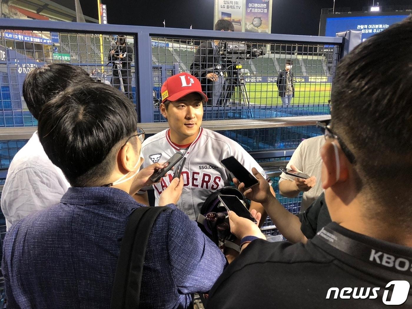 본문 이미지 - 투수에서 야수로 전향한 SSG 외야수 하재훈ⓒ 뉴스1