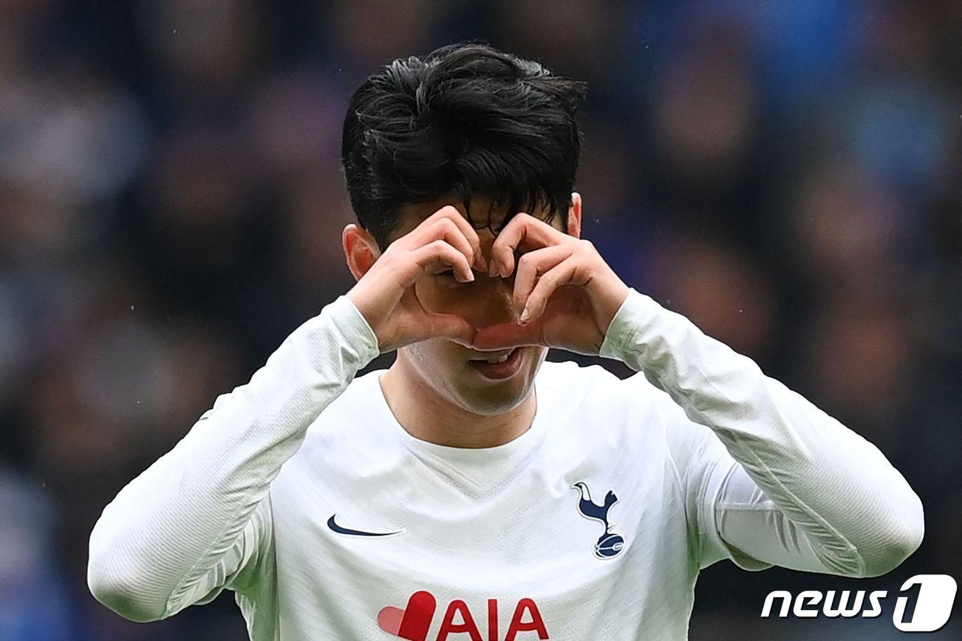 손흥민이 1일(현지시간) 영국 런던의 토트넘 홋스퍼 스타디움에서 열린 EPL 레스터 시티와의 경기서 차범근의 최다 골 기록을 넘는 리그 18, 19호을 넣고 세리머니를 하고 있다. ⓒ AFP=뉴스1 ⓒ News1 우동명 기자