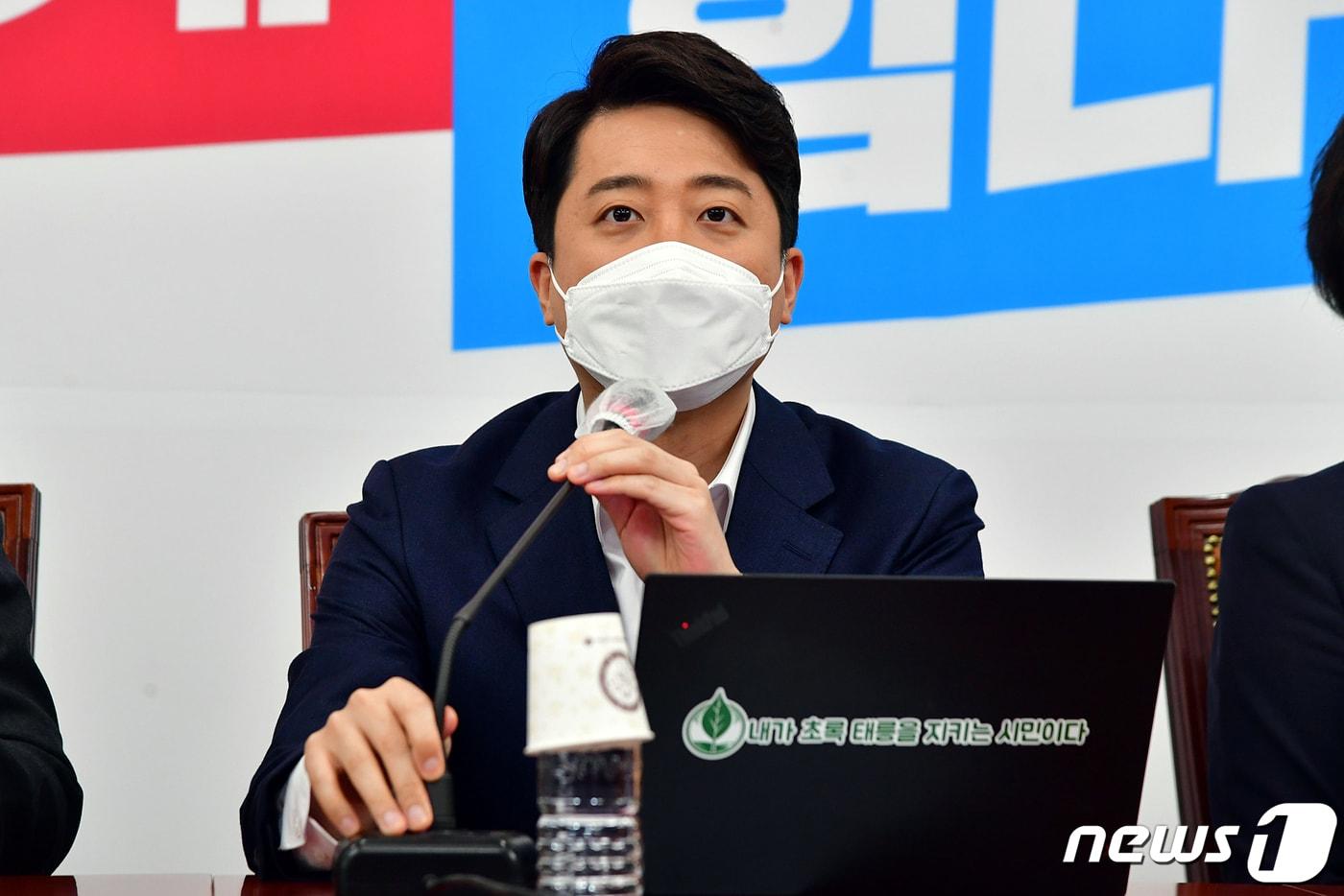 본문 이미지 - 이준석 국민의힘 대표가 2일 서울 여의도 국회에서 열린 최고위원회의에서 모두발언을 하고 있다. (공동취재)2022.5.2/뉴스1 ⓒ News1 허경 기자