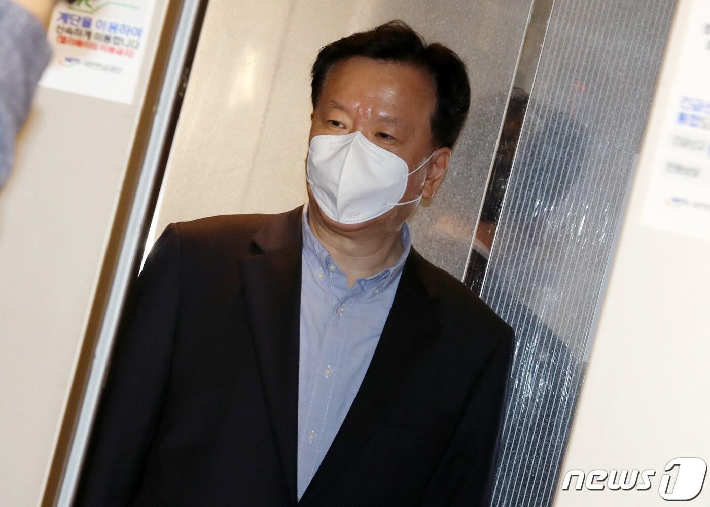 본문 이미지 - 정호영 보건복지부 장관 후보자가 22일 오전 서울 서대문구 국민연금공단 서울북부지역본부에 마련된 인사청문회 준비 사무실에서 취재진 질의에 답한 뒤 엘리베이터에 오르고 있다. 2022.4.22/뉴스1 ⓒ News1 이동해 기자