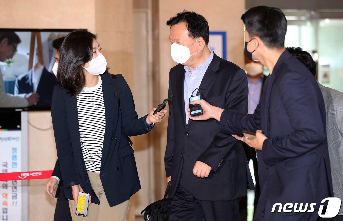 본문 이미지 - 정호영 보건복지부 장관 후보자가 2일 오전 서울 서대문구 국민연금공단 서울북부지역본부에 마련된 인사청문회 준비 사무실로 출근하고 있다. 2022.5.2/뉴스1 ⓒ News1 이동해 기자