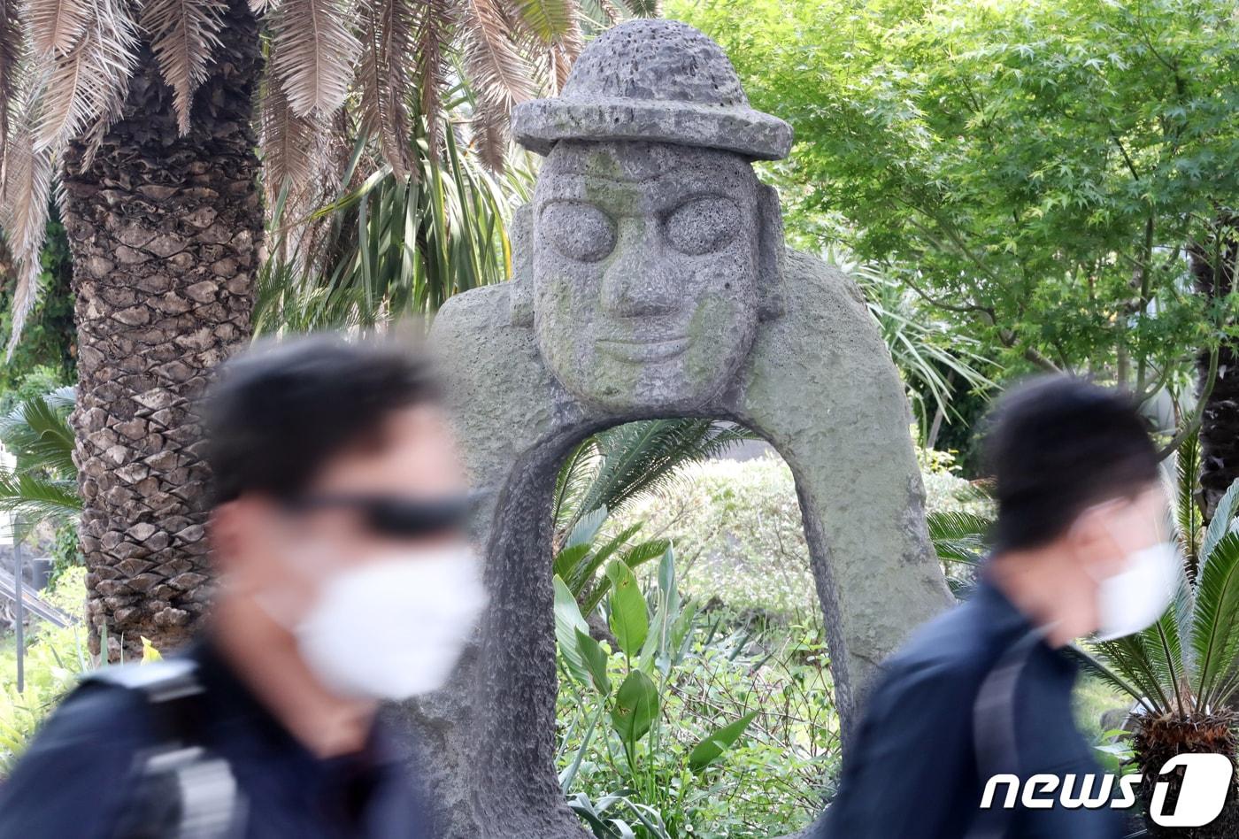 본문 이미지 - 제주국제공항에서 마스크를 착용한 관광객들이 렌터카 하우스 등으로 향하고 있다.(뉴스1DB) ⓒ News1 오현지 기자