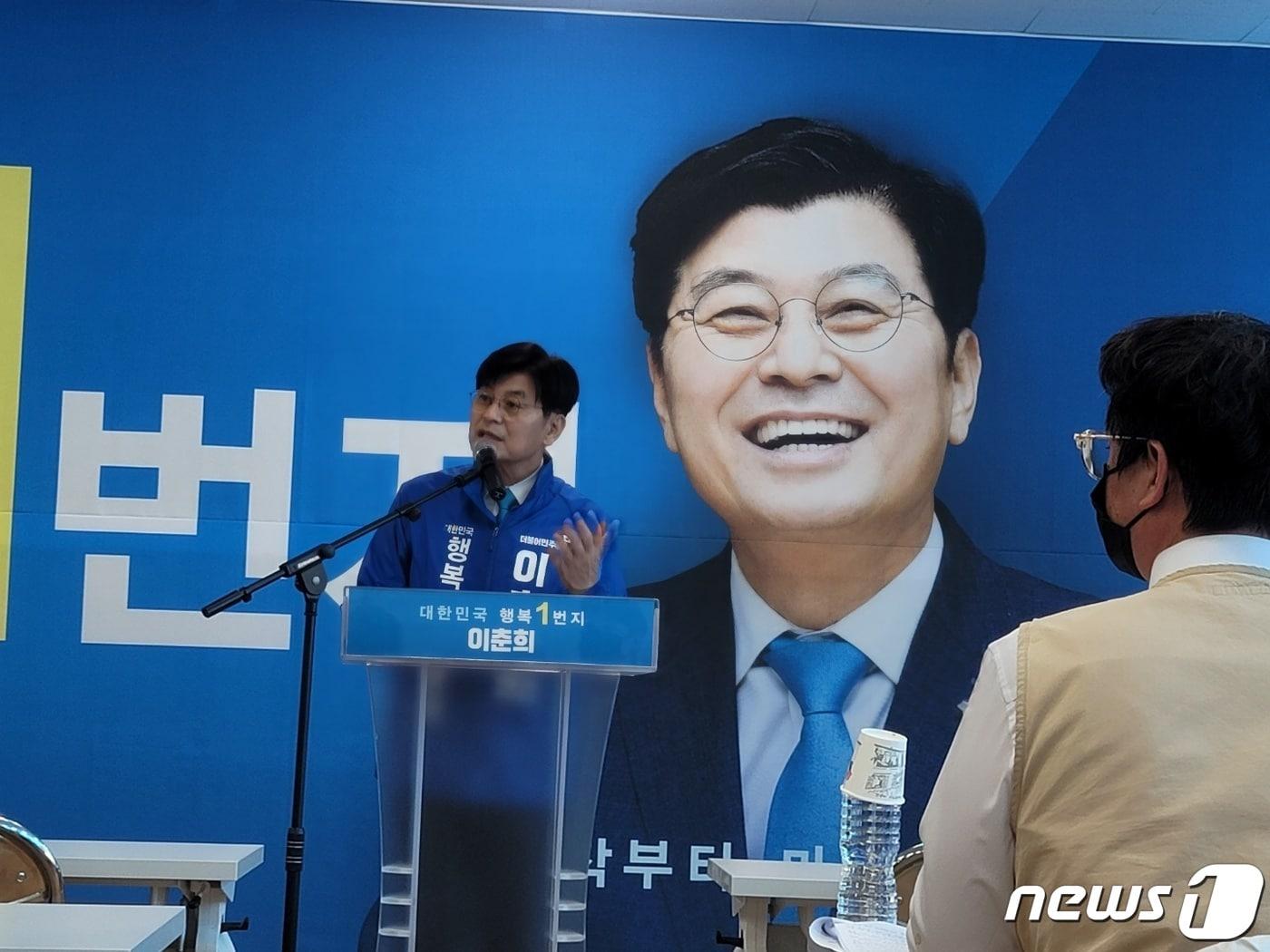 본문 이미지 - 더불어민주당 이춘희 세종시장 후보가 2일 오전 세종시 나성동 선거사무실에서 기자들의 질문에 답하고 있다. ⓒ 뉴스1 장동열 기자