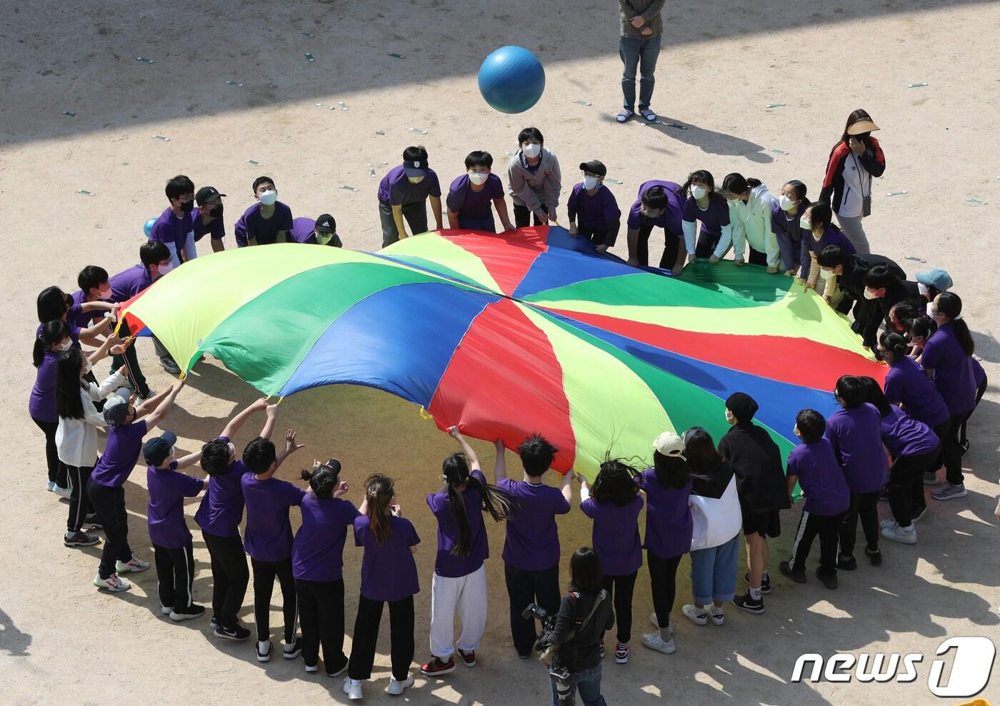 본문 이미지 - 2일 오전 서울 서대문구 금화초등학교에서 학생들이 체육대회를 하고 있다. 2022.5.2/뉴스1 ⓒ News1 신웅수 기자