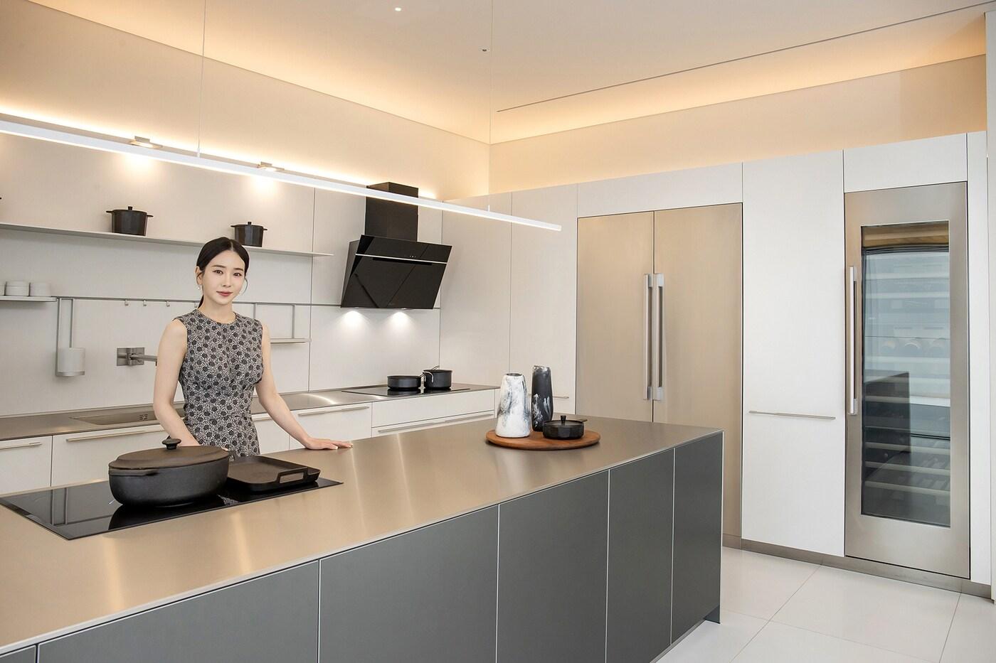 삼성전자 모델이 서울 대치동 삼성디지털프라자 삼성대치본점에 위치한 '데이코 하우스'에서 럭셔리 빌트인 가전 '데이코(Dacor)' 제품을 소개하고 있는 모습 (삼성전자 제공)ⓒ 뉴스1