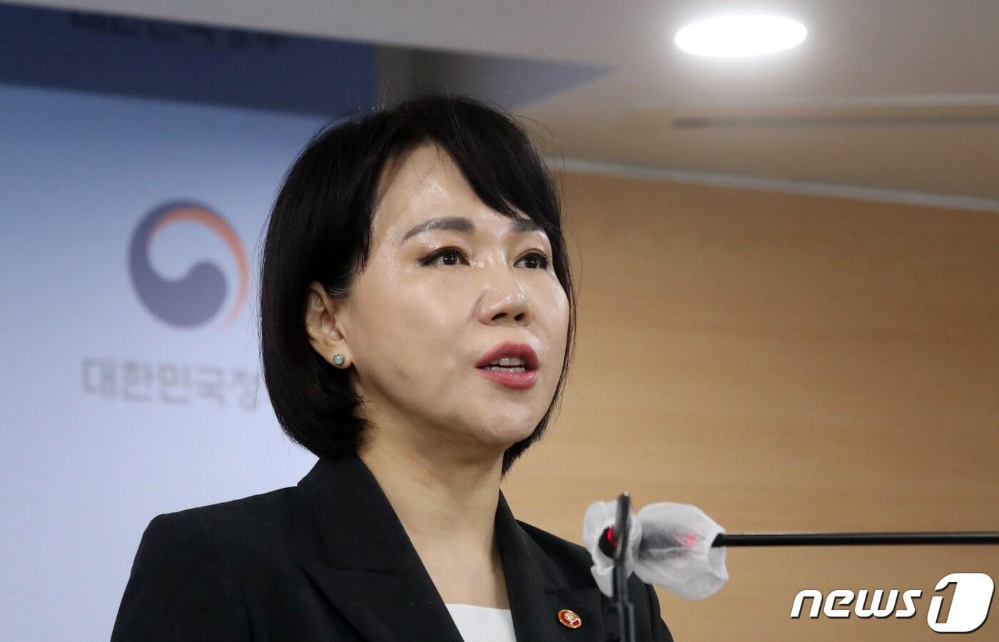 본문 이미지 - 전현희 국민권익위원회 위원장이 2일 서울 종로구 정부서울청사에서 이해충돌방지법 제정 의의 및 시행 관련 브리핑을 하고 있다. 2022.5.2/뉴스1 ⓒ News1 김명섭 기자
