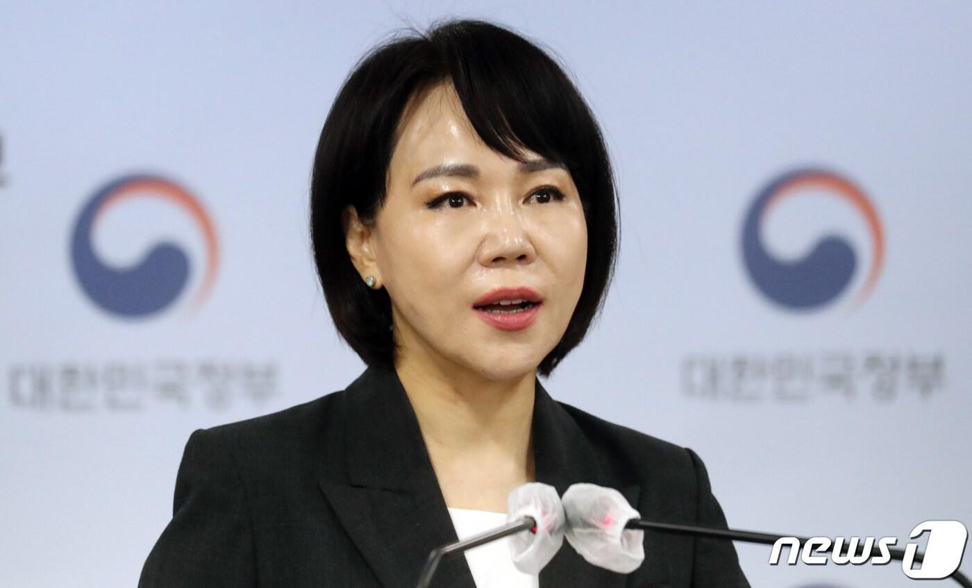 본문 이미지 - 전현희 국민권익위원회 위원장이 2일 서울 종로구 정부서울청사에서 이해충돌방지법 제정 의의 및 시행 관련 브리핑을 하고 있다. 2022.5.2/뉴스1 ⓒ News1 김명섭 기자