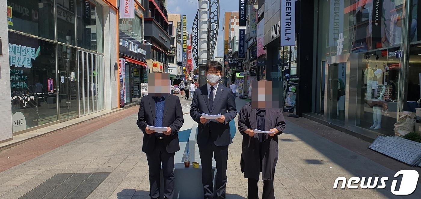 친한 친구 계부에게 성폭행당한 뒤 지난해 5월 극단적인 선택을 한 충북 청주 여중생 A양의 유족이 2일 상당구 성안길에서 기자회견을 하고 있다.2022.5.2/ⓒ 뉴스1 조준영 기자