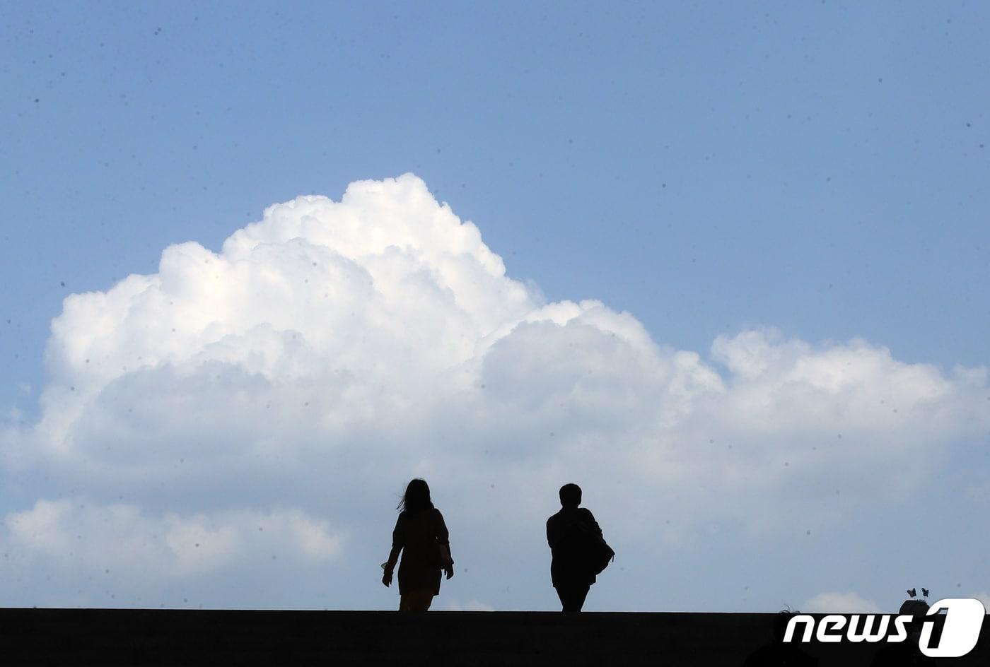 본문 이미지 - 서울 용산구 국립중앙박물관에서 시민들이 휴식을 취하고 있다. ⓒ 뉴스1