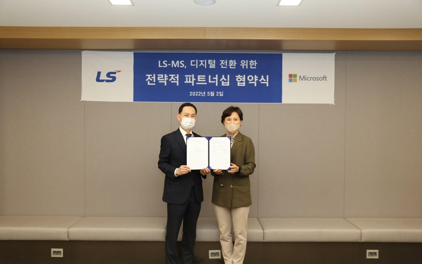 본문 이미지 - 2일 LS용산타워에서 LS그룹과 한국마이크로소프트가 '전략적 파트너십'을 체결했다. 참석자는 (왼쪽부터) LS ITC 조의제 CEO, 한국마이크로소프트 이지은 대표 (LS 제공) ⓒ 뉴스1