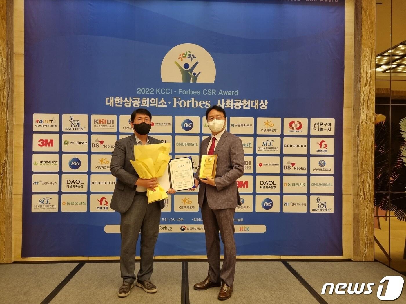 본문 이미지 - 왼쪽부터 김민철 한전대전세종충남본부 상생홍보센터장, 이재우 한전 대전세종충남본부 기획관리실장. ⓒ뉴스1