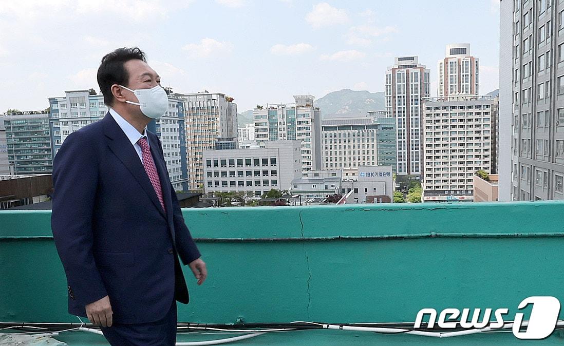 본문 이미지 - 윤석열 대통령 당선인이 2일 오후 경기 안양 동안구 초원7단지 부영아파트에서 열린 '1기 신도시 노후아파트 현안 점검'에 참석하고 있다. ⓒ News1 인수위사진기자단