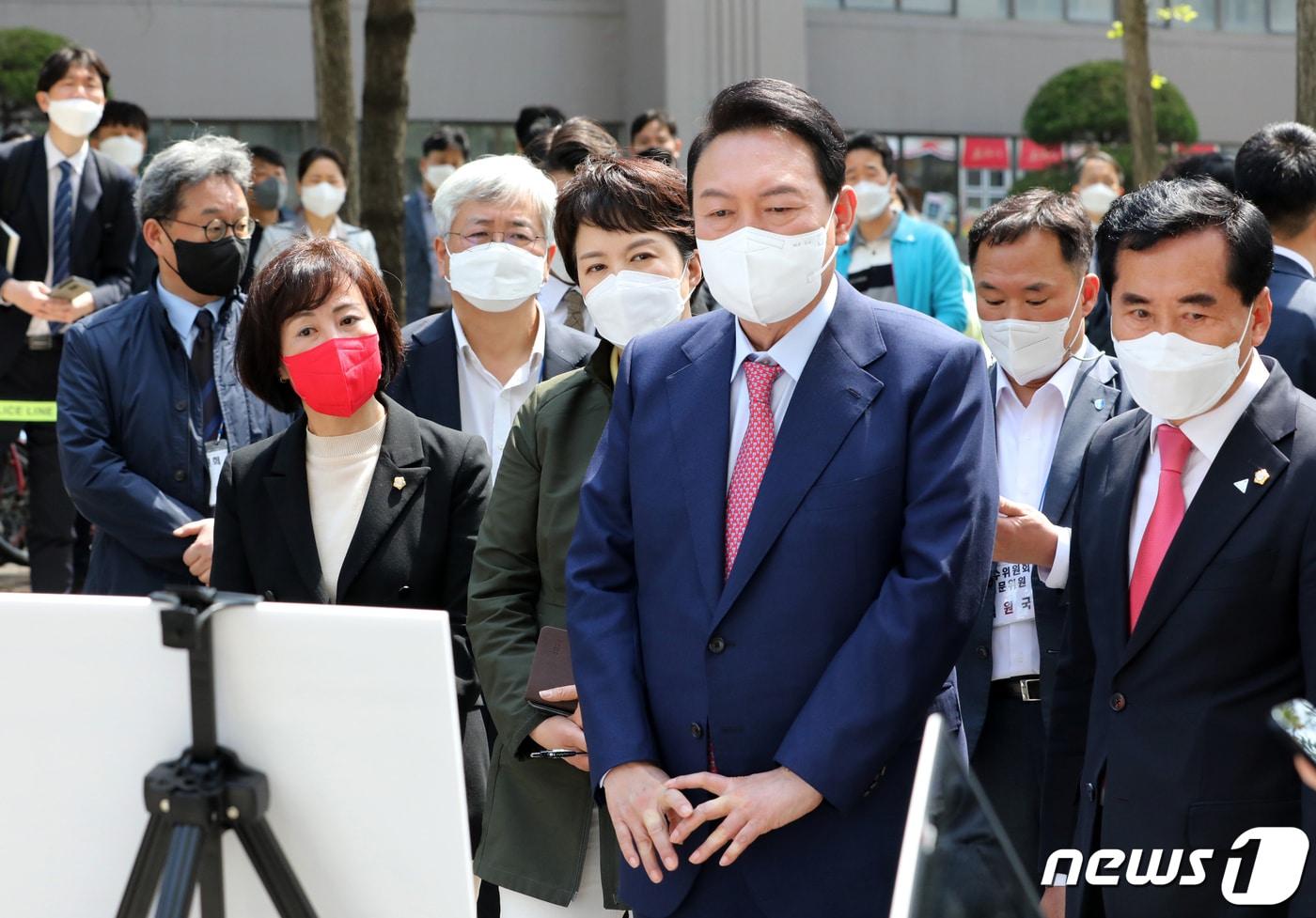 본문 이미지 - 윤석열 대통령 당선인이 2일 오후 경기 안양시 동안구 초원7단지 부영아파트에서 열린 '1기 신도시 노후아파트 현안 점검'에 참석해 아파트 리모델링 현안에 대해 설명을 듣고 있다. 2022.5.2/뉴스1 ⓒ News1 인수위사진기자단