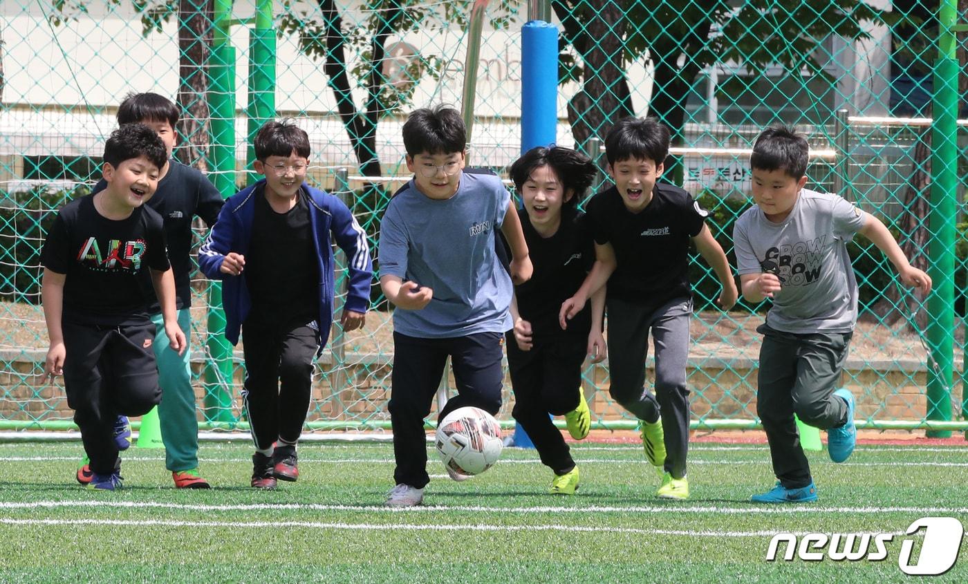 본문 이미지 - 2일 대전 둔산초등학교에서 학생들이 마스크를 벗고 축구를 하고 있다. 2022.5.2/뉴스1 ⓒ News1 김기태 기자