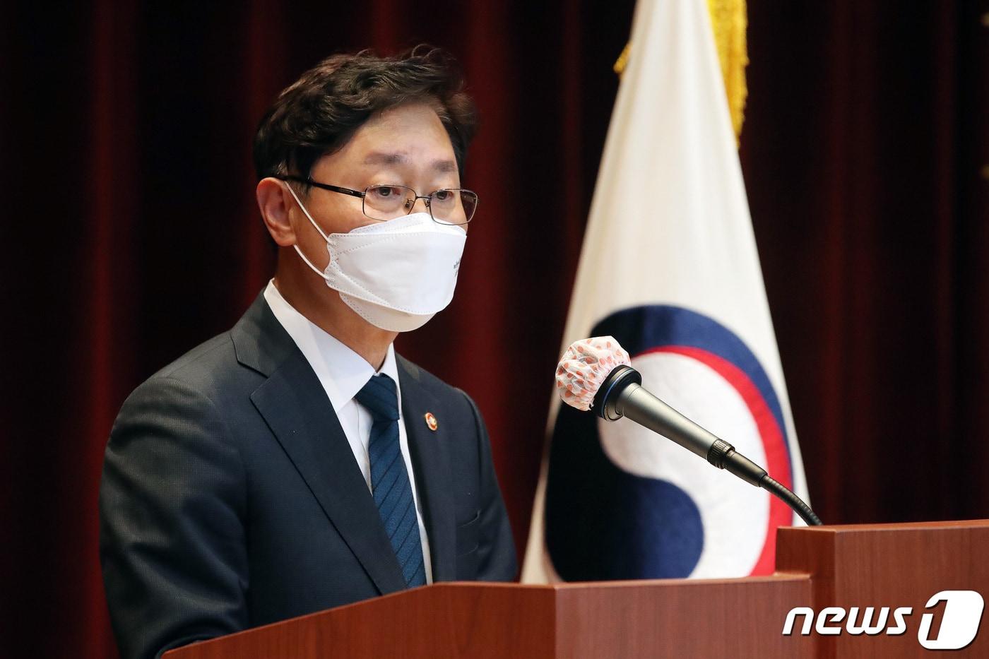 본문 이미지 - 박범계 법무부장관이 5월2일 오후 경기 정부과천청사 법무부에서 열린 신임 검사 임관식에서 인사말을 하고 있다. 2022.5.2/뉴스1 ⓒ News1 임세영 기자