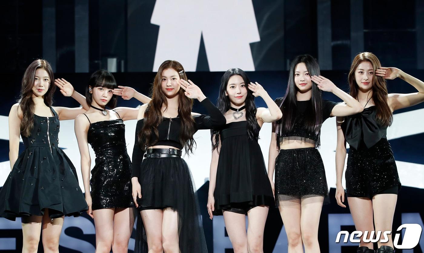 하이브 최초 걸그룹 르세라핌(LE SSERAFIM) 카츠하(왼쪽부터), 김채원, 김가람, 사쿠라, 홍은채, 허윤진이 2일 서울 중구 장충체육관에서 열린 데뷔 앨범 ‘FEARLESS’ 미디어 쇼케이스에서 포즈를 취하고 있다. 2022.5.2/뉴스1 ⓒ News1 권현진 기자