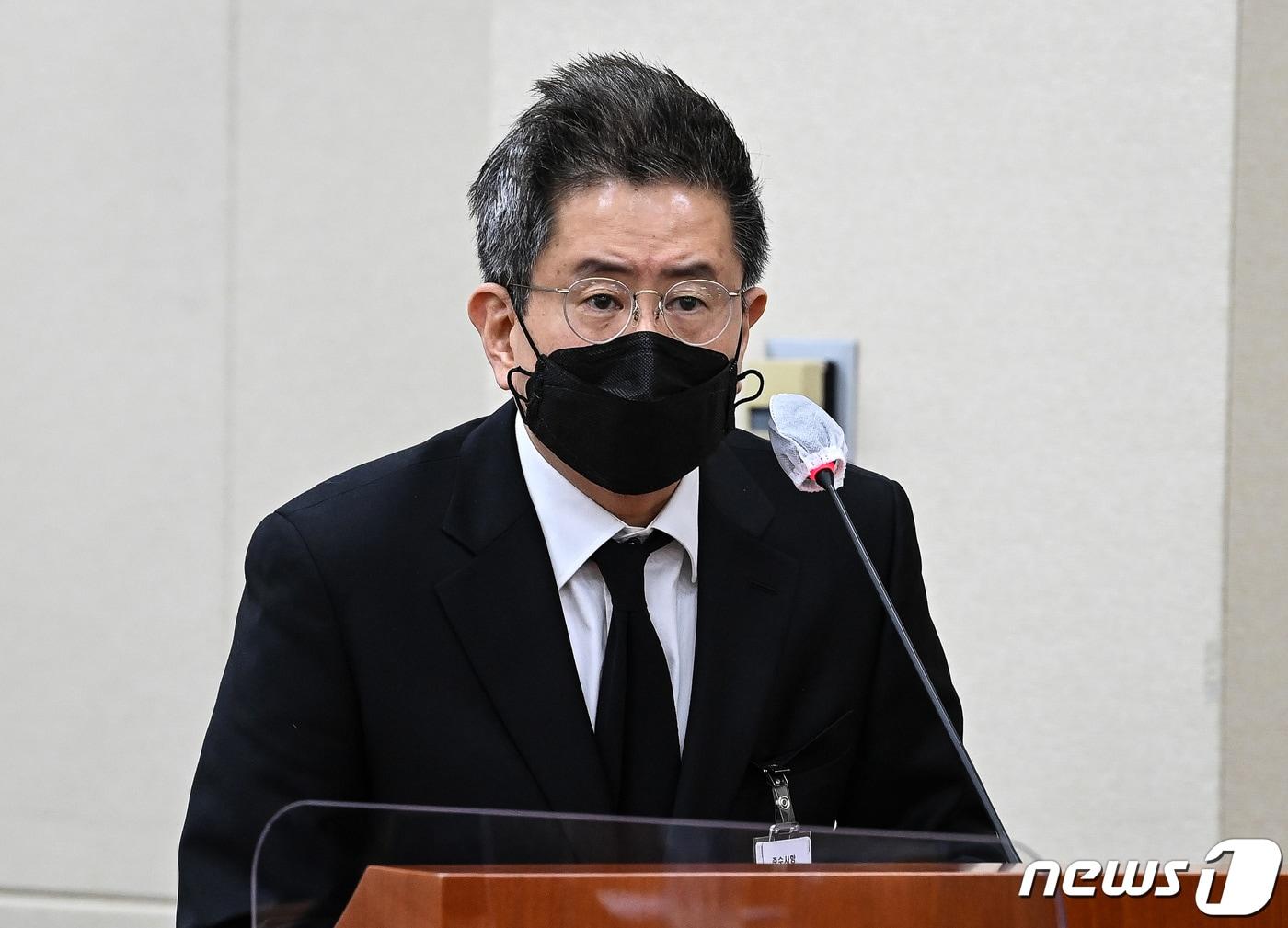 본문 이미지 - 채동석 애경산업 대표이사가 2일 오후 서울 여의도 국회에서 열린 한화진 환경부 장관 후보자 인사청문회에 증인으로 출석해 의원 질의에 답하고 있다. &#40;공동취재&#41; 2022.5.2/뉴스1 ⓒ News1 유승관 기자