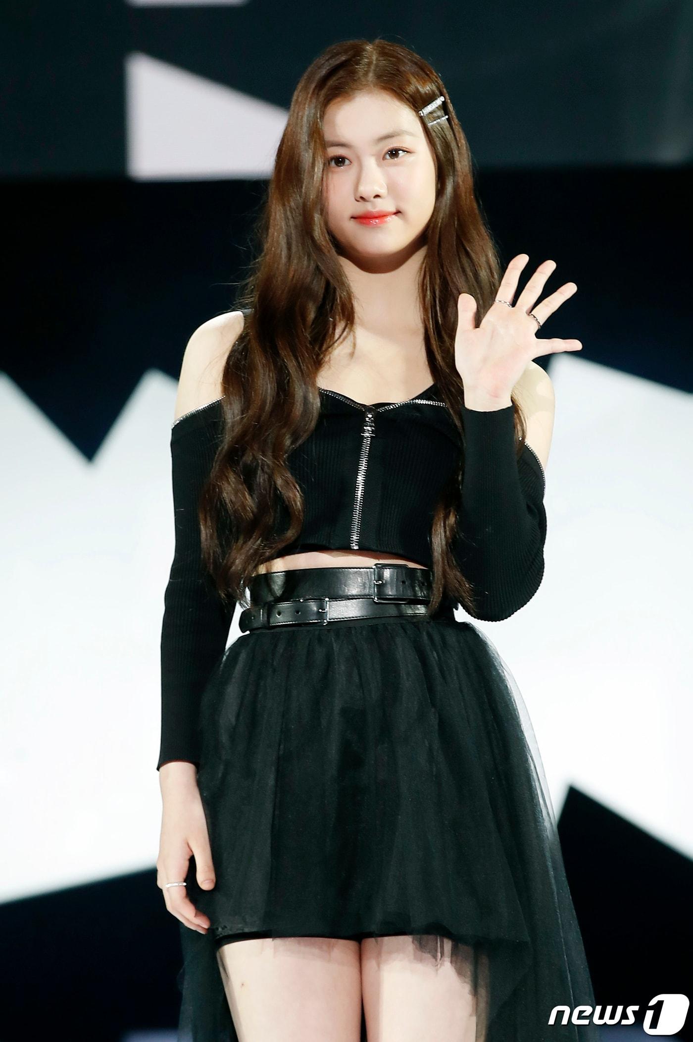 본문 이미지 - 걸그룹 르세라핌(LE SSERAFIM) 김가람이 2일 서울 중구 장충체육관에서 열린 데뷔 앨범 ‘FEARLESS’ 미디어 쇼케이스에서 포즈를 취하고 있다. 2022.5.2/뉴스1 ⓒ News1 권현진 기자