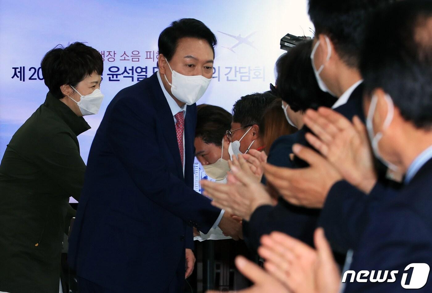 본문 이미지 - 윤석열 대통령 당선인이 2일 오후 경기 수원시 권선구 수원도시공사에서 열린 '수원 군 공항 소음피해 주민 초청 간담회'에서 참석자들과 악수를 하고 있다. 2022.5.2/뉴스1 ⓒ News1 인수위사진기자단