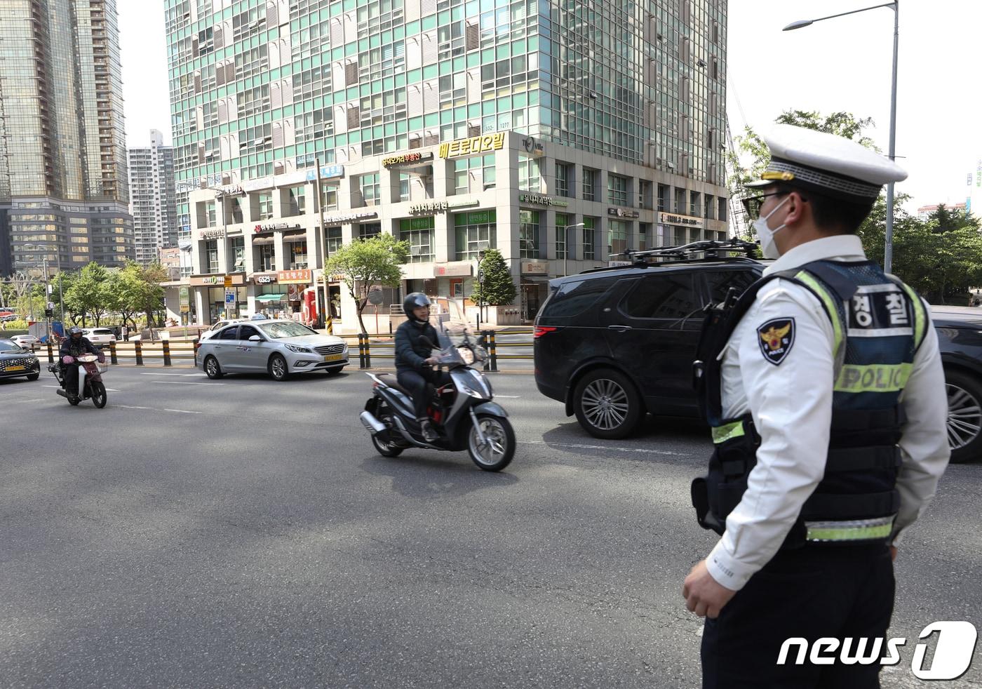 본문 이미지 - 대구경찰청 교통과, 대구시, 대구 중구청, 한국교통안전공단은 지난 3일 오후 2시부터 2시간 동안 반월당네거리 인근에서 공동으로 이륜차 광역 단속을 실시해 78건을 적발했다. 사진은 경찰의 이륜차 단속 모습. (사진은 기사 내용과 무관함) ⓒ News1 자료 사진