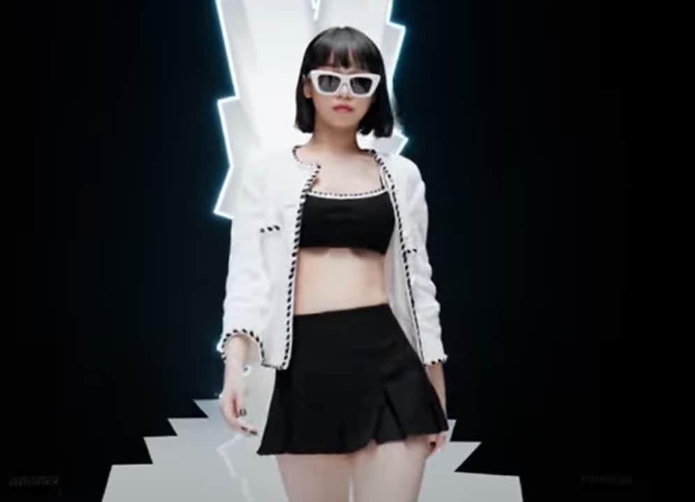 본문 이미지 - 그룹 르세라핌의 멤버 김채원이 언더붑 패션을 선보였다 (유튜브 갈무리) ⓒ 뉴스1