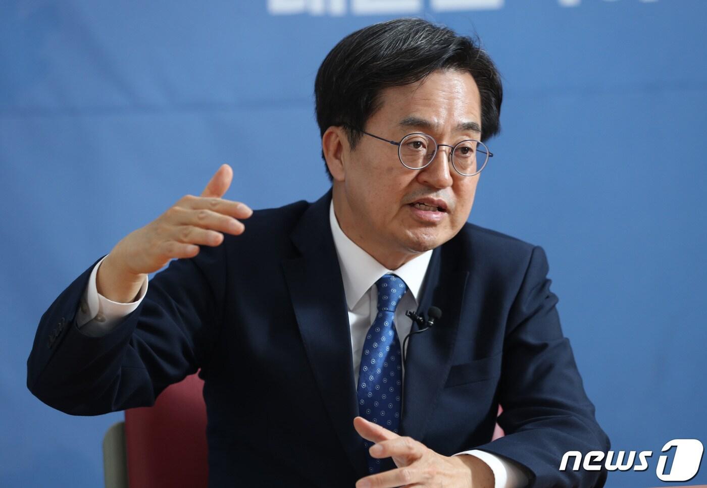 본문 이미지 - 김동연 더불어민주당 경기도지사 후보가 2일 오후 경기 수원 팔달구 선거사무소에서 뉴스1과 인터뷰를 하고 있다. 2022.5.2/뉴스1 ⓒ News1 김영운 기자